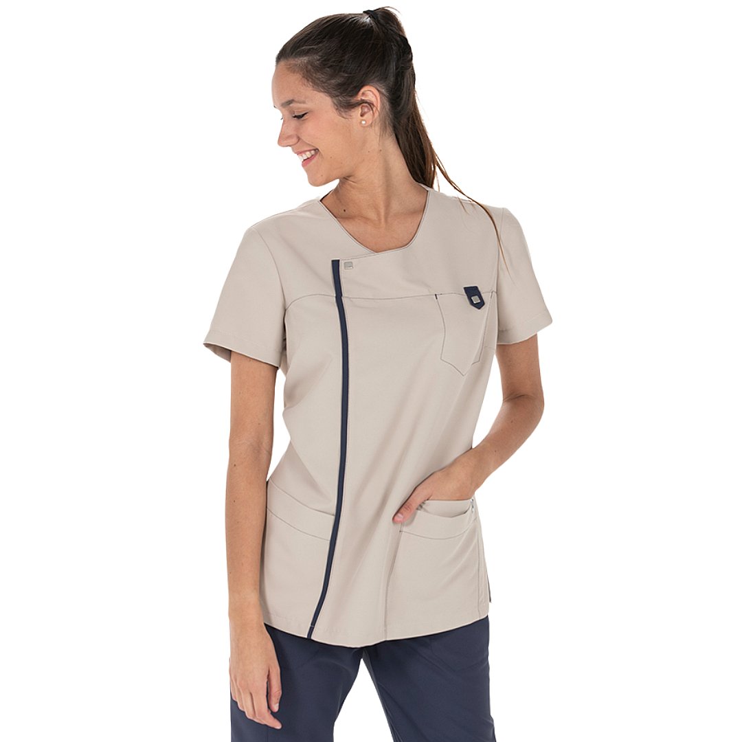 Short sleeve jacket for women with 4 pockets, 100% polyester. Various sizes and colors.