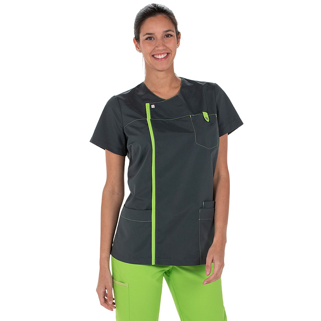 Short sleeve jacket for women with 4 pockets, 100% polyester. Various sizes and colors.