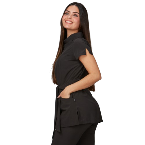 Veste semi-ajustée à manches courtes pour femme, col bateau. Plusieurs tailles et couleurs.