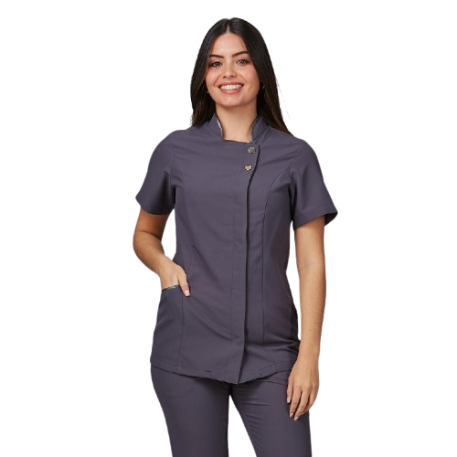 Veste semi-ajustée à manches courtes pour femme, col mao et fermeture croisée. Plusieurs tailles et couleurs.