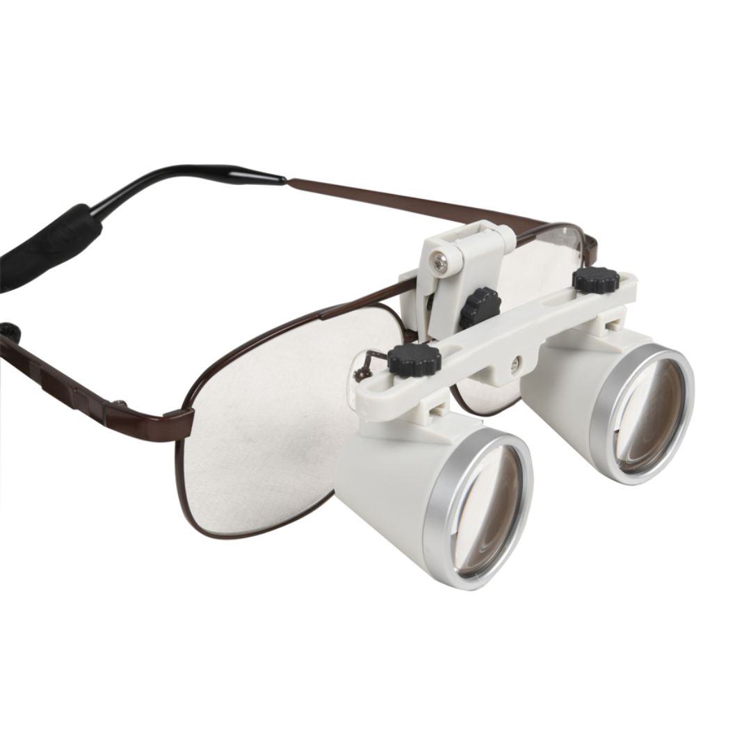 Lupa binocular 3.5x. Distancia de trabajo 420 mm. Campo de visión 80 mm diám. Lupa binocular 3.5x. Distancia de trabajo 420 mm. Campo de visión 80 mm diám.