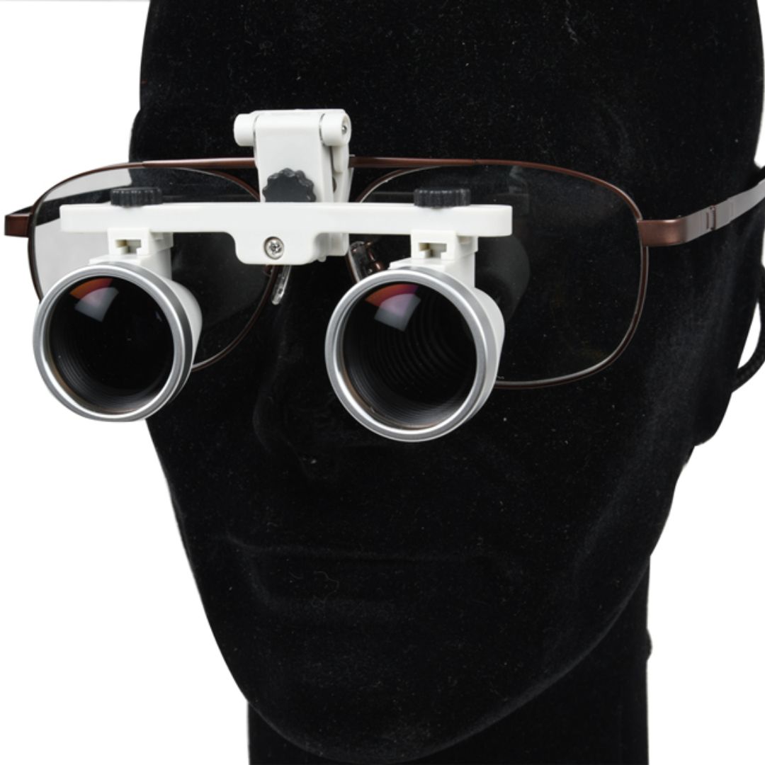 Lupa binocular 3.5x. Distancia de trabajo 420 mm. Campo de visión 80 mm diám. Lupa binocular 3.5x. Distancia de trabajo 420 mm. Campo de visión 80 mm diám.