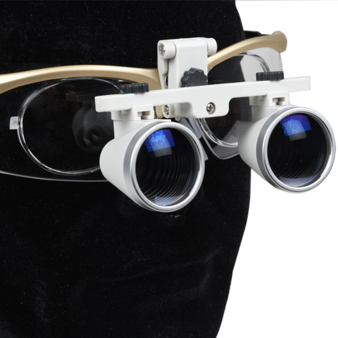 Lupa binocular style 3.5x. Distancia de trabajo 420 mm. Campo de visión 80 mm. de diám. Lupa binocular style 3.5x. Distancia de trabajo 420 mm. Campo de visión 80 mm. de diám.