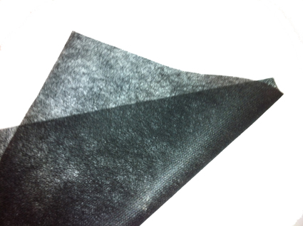 Papel camilla polipropileno (tejido sin tejer) sin precorte. Rollo de 58cm x 80m. 20 gr/m2. Color negro. Caja de 6 rollos
