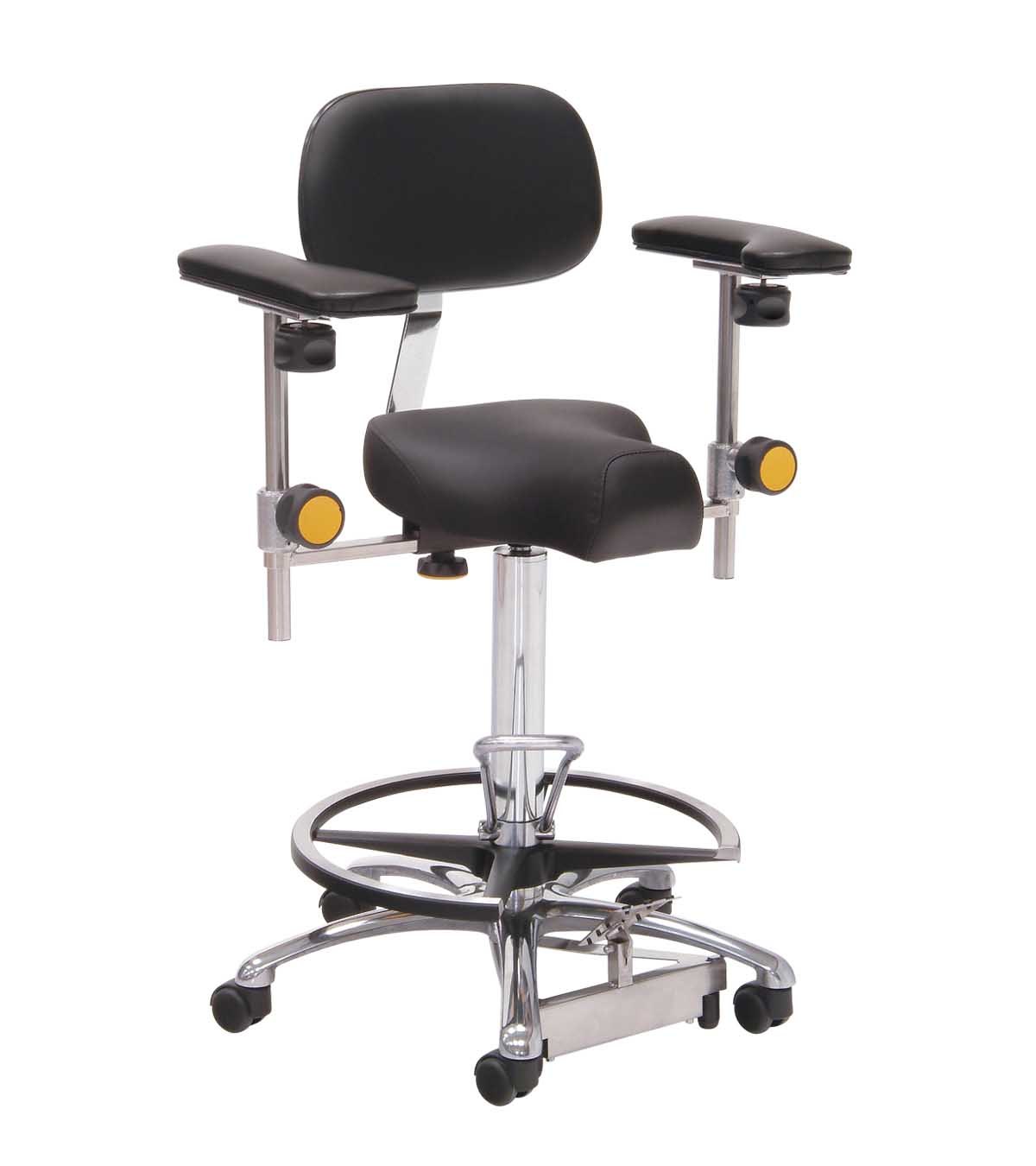 Taburete con asiento triangular, regulador de altura de pie, respaldo, apoyabrazos, reposapiés y base de aluminio. Color negro