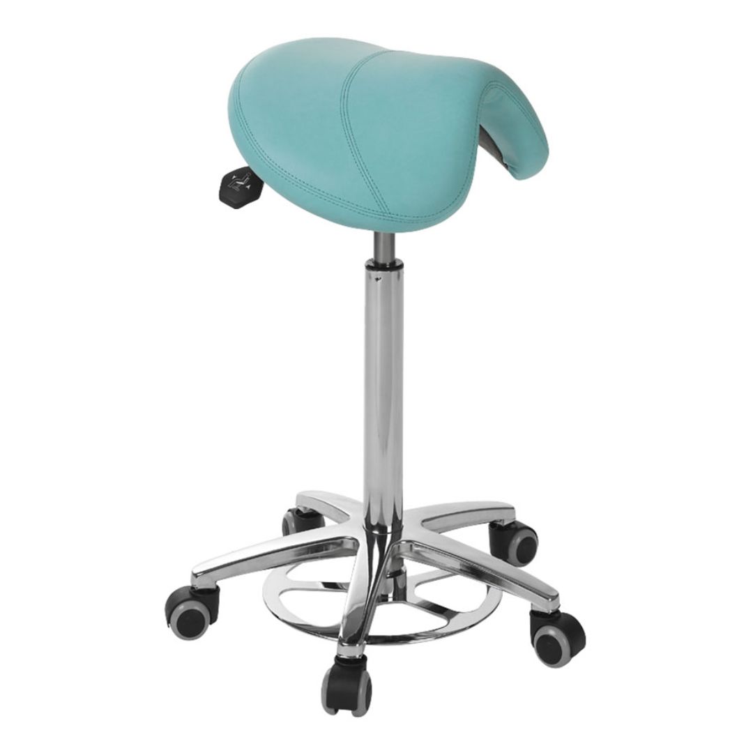 Tabouret de type poney avec base en aluminium et réglage de la hauteur avec commande au pied. Plusieurs couleurs
