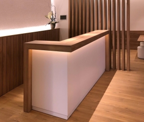 Recepción diseño Solid Surface en esquina con superficie de madera, 250x175cm | MODELO SOLID SURFACE